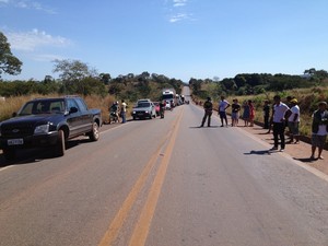 Protesto de prefeitos não agrada motoristas que trafegam pela BR-153 (Foto: Rachel Lemos/TV Anhanguera TO) Protesto de prefeitos não agrada motoristas que trafegam pela BR-153 (Foto: Rachel Lemos/TV Anhanguera TO)