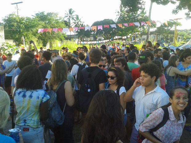 Integrantes do #ocupeestelita caminham por terreno no cais, um dos cartões-postais da capital pernambucana (Foto: Vitor Tavares / G1)