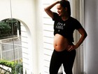 Aos 44, Mônica Carvalho mostra barrigão de grávida em foto na web