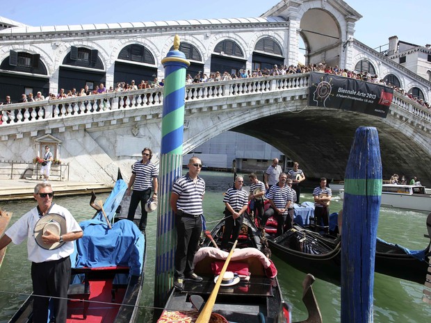 Gondoleiros se reuniram próximos a ponte Rialto, em Veneza (Foto: REUTERS/Manuel Silvestri)