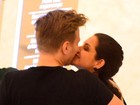 Teló e Thais Fersoza trocam beijos apaixonados em programa a dois
