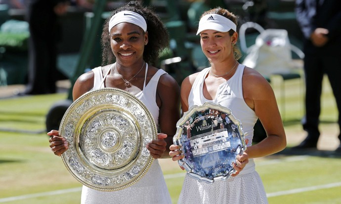 Serena Williams e Garbiñe Muguruza na final de Wimbledon 2015 (Foto: Reuters)
