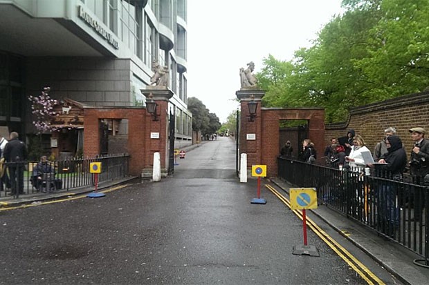 Jornalistas na porta do Palácio de Kensington (Foto: Twitter / Reprodução)