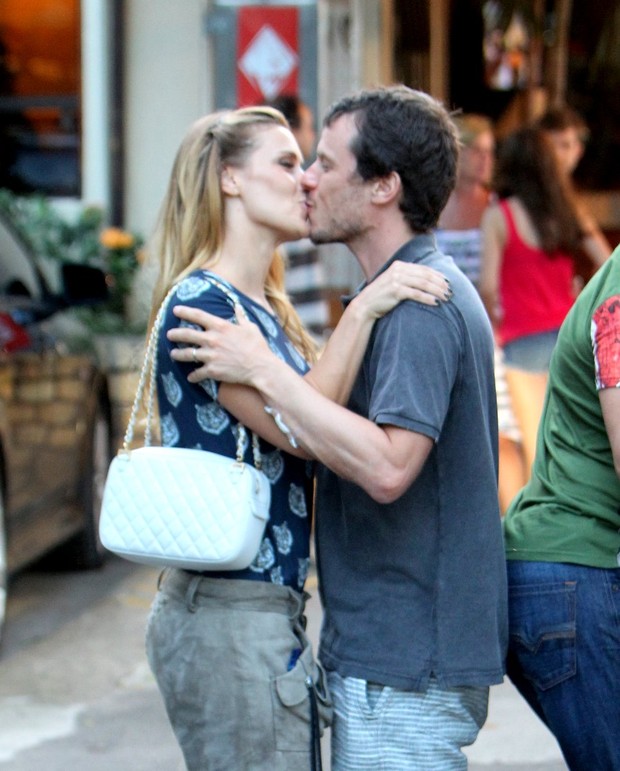 Carolina Dieckmann beijando marido (Foto: Dilson Silva  / Agnews)