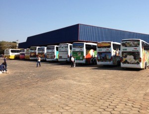 Cerca de 15 ônibus estão parados na rodoviária de Vilhena (Foto: Flávio Godoi/G1)