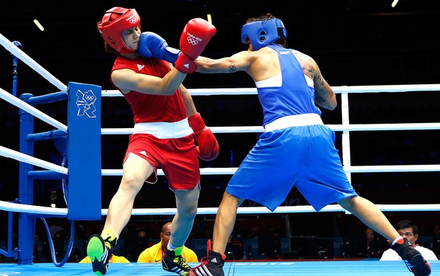 Adriana Araújo na luta de boxe contra Mahjouba Oubtil (Foto: Reuters)