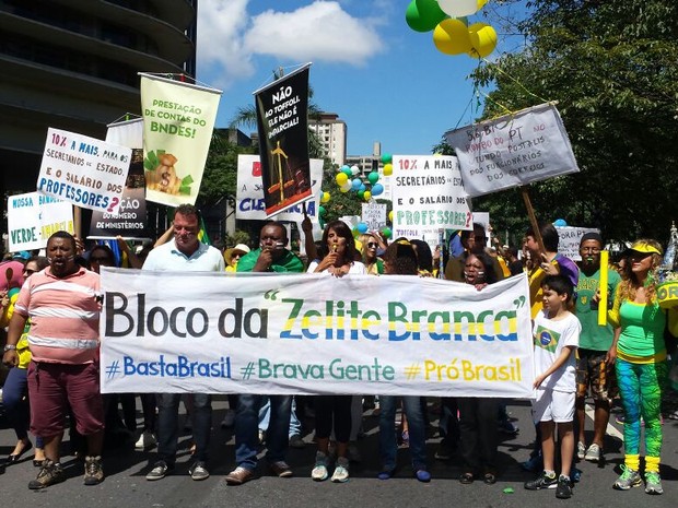 Em Belo Horizonte, um bloco de carnaval organizado pelos movimentos Pró-Brasil, Basta Brasil e Brava Gente canta marchinhas de carnaval na Praça da Liberdade (Foto: G1)