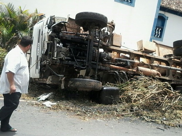 Caminhão virou ao lado de igreja em Itapecerica (Foto: Hudson Douglas/Arquivo pessoal) Caminhão virou ao lado de igreja em Itapecerica (Foto: Hudson Douglas/Arquivo pessoal)