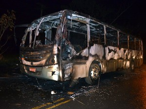 Mais dois ônibus são incendiados em Piracicaba (Foto: Thomaz Fernandes/G1)