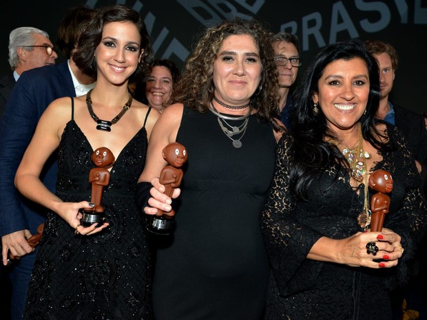 Camila Márdila , Anna Muylaert e Regina Casé com prêmios em mãos (Foto: Cristina Granato/G1)