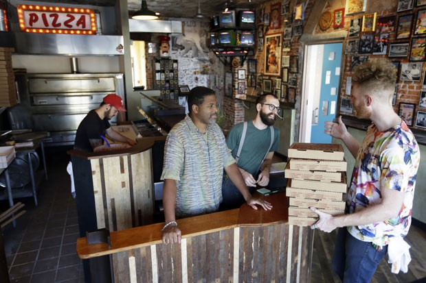 A partir da esquerda, Joseph Hunter, Michael Carter, Ryan Anderson e Brian Dwyer, donos de restaurante e museu da pizza. (Foto: Matt Rourke/AP)