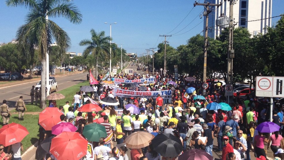 Manifestação em Palmas na manhã desta sexta (Foto: Letícia Queiroz/G1)