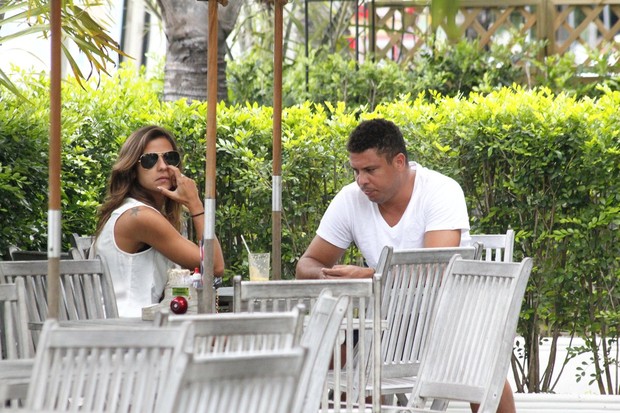 Ronaldo almoça com a namorada em restaurante da Barra (Foto: Delson Silva / AgNews)