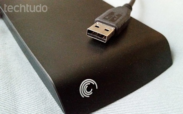 Plugue o HD na entrada USB da TV (Foto: Barbara Mannara/TechTudo) Plugue o HD na entrada USB da TV (Foto: Barbara Mannara/TechTudo)