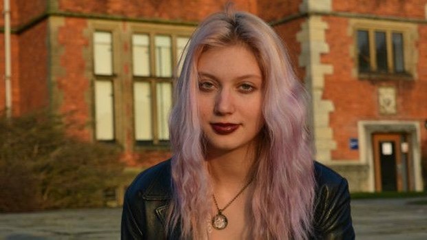 Evie é 'assexual' mas faz sexo com as três pessoas com quem mantém um relacionamento - ela é demissexual e adepta do poliamor  (Foto: BBC)