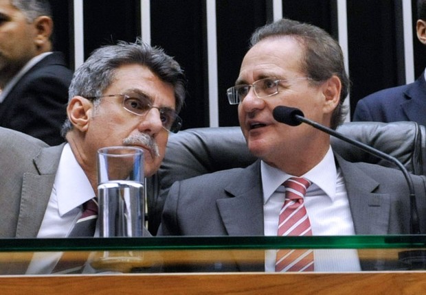 Romero Jucá e Renan Calheiros conversam durante sessão no Senado (Foto: Jane de Araújo/Agência Senado)