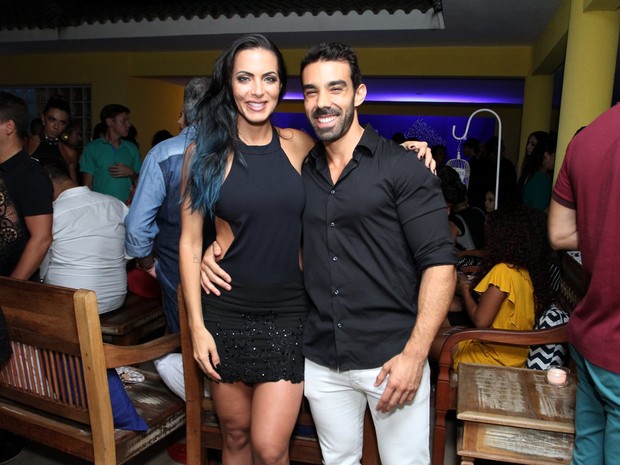 Carla Prata e o namorado, Vinicius Pinheiro de Oliveira, em festa na Zona Oeste do Rio (Foto: Marcos Ferreira/ Brazil News)