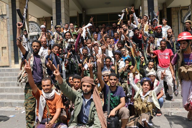 Guerreiros huthis celebram vitória em Taez, no Iêmen (Foto: Abdulnasser Alseddik/AP)