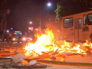 Protesto na Avenida Vasco da Gama, em Salvador (Foto: Imagem/TV Bahia)