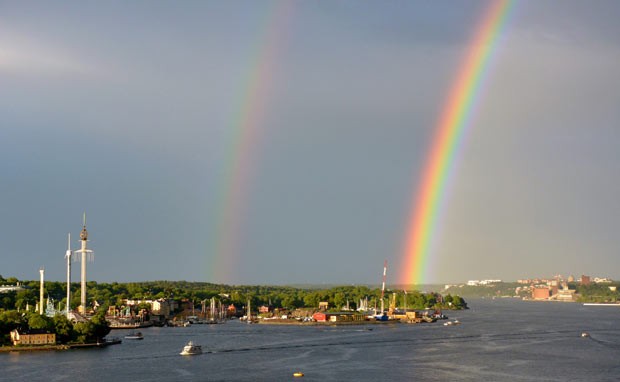 Arco-íris duplo é fotografado na capital da Suécia nesta sexta-feira (14) (Foto: AP/Scanpix Sweden/Johan Nilsson)