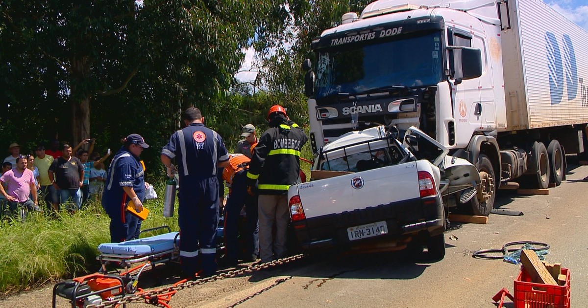 G1 Passageiro de caminhonete morre em colisão contra carreta no RS