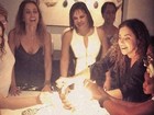 Daniela Mercury e Malu Verçosa ganham bolo personalizado em festa