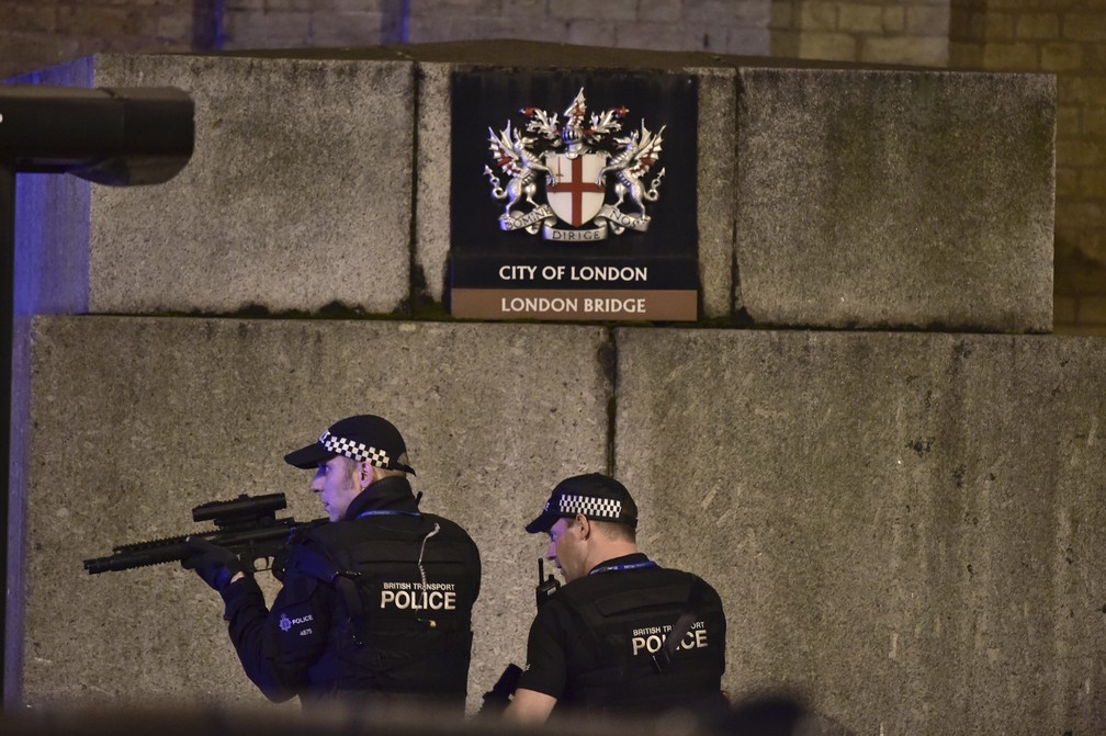 Policial armado vasculha uma das principais pontes de Londres (Foto: Dominic Lipinski/PA via AP)