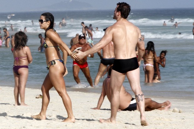 Pérola Faria na praia da Barra da Tijuca, RJ (Foto: Marcos Ferreira / FotoRioNews)