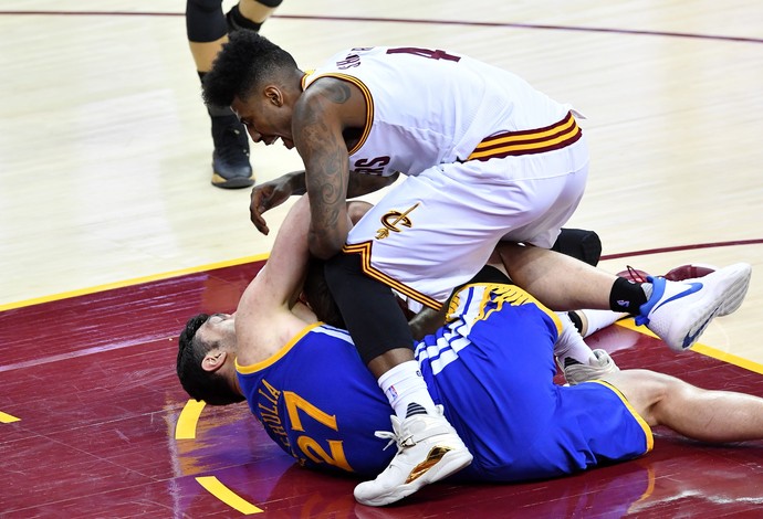 Cleveland x Golden State - jogo 4 finais nba basquete - Iman Shumpert e Zaza Pachulia (Foto: Getty Images) Cleveland x Golden State - jogo 4 finais nba basquete - Iman Shumpert e Zaza Pachulia (Foto: Getty Images)