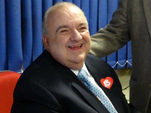 Rafael Greca foi o primeiro candidato a prefeito a chegar (Foto: Sérgio Tavares Filho - greca