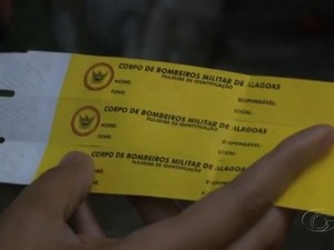 Bombeiros disponbilizam pulsieras de identificação para evitar que crianças se percam. (Foto: Reprodução TV Gazeta)