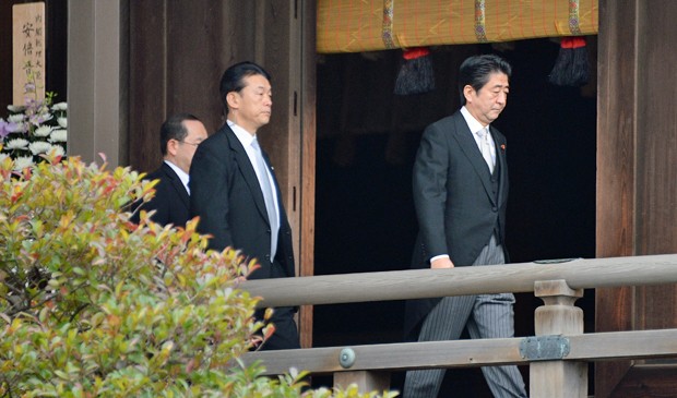 O primeiro-ministro do Japão, Shinzo Abe, visitou nesta quinta-feira (26) o santuário de Yasukuni, em Tóquio. (Foto: Toru Yamanaka/AFP)