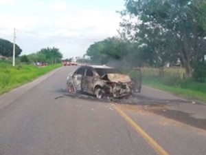 G1 Carro pega fogo e fica destruído após bater em outro no sul da