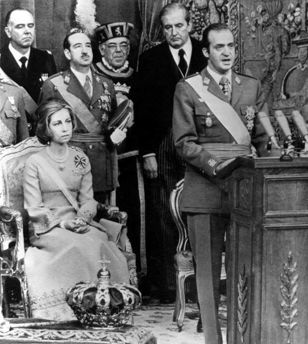 Foto de 22 de novembro de 1975 mostra rei Juan Carlos em seu primeiro discurso como rei  (Foto: AP)