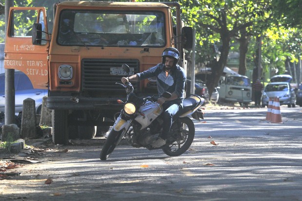 Cauã Reymond aprendendo a pilotar moto (Foto: Delson Silva / Agnews)