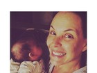 Carolina Ferraz posa com cara de sono e sorrisão ao lado da filha 