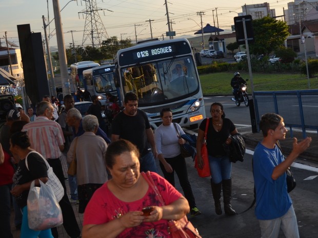 G1 Ameaça de fogo em ônibus suspende circulação na periferia de