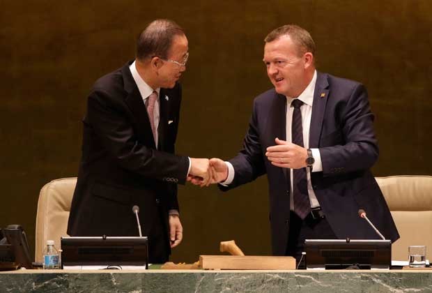 O secretário-geral da ONU Ban Ki-Moon e o premiê dinamarquês Lars Rasmussen, que presidiu a sessão de adoção dos ODS, comemoram a aprovação da resolução (Foto: AP Photo/Seth Wenig)