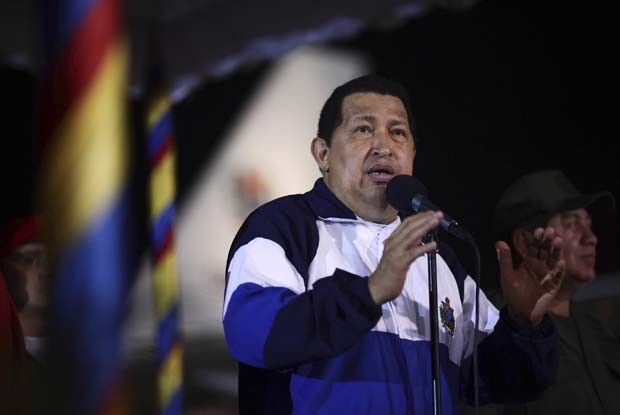 O presidente da Venezuela, Hugo Chávez, discursa ao chegar ao aeroporto de Caracas nesta sexta-feira (11) (Foto: AFP)
