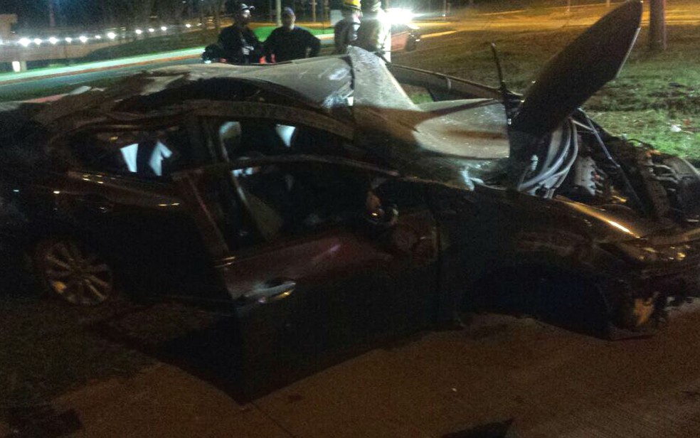 Carro que transportava oito jovens ficou destruído após colidir com uma placa na 601 Norte, em Brasília, e capotar (Foto: Corpo de Bombeiros/Divulgação)