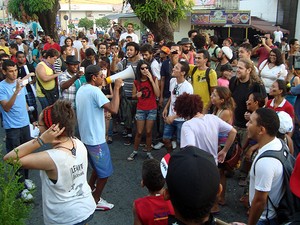 Manifestantes reclamaram de racismo e abuso da segurança do shopping (Foto: Maurício Melo/G1)