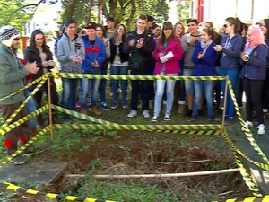 Alunos batem palmas para buraco que completa três anos  (Foto: Reprodução/RBS TV)