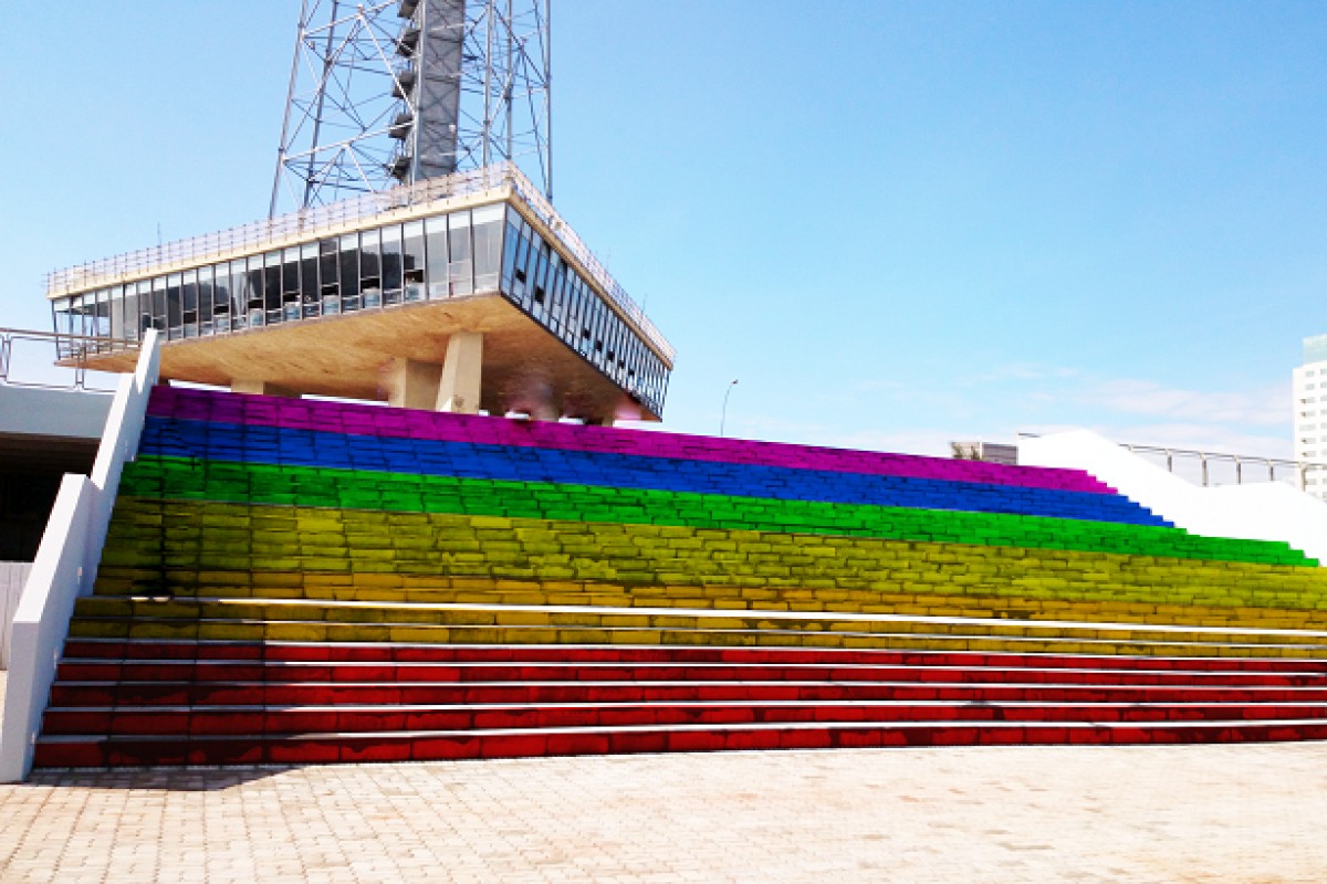Escadaria da Torre de TV, em Brasília, foi pintada nas cores da bandeira LGBTQIA+ (Foto: Site Visite Brasília / Divulgação)