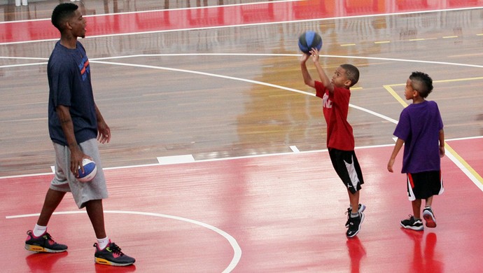 Shamell com os filhos em Mogi das Cruzes (Foto: Cleomar Macedo/SMEL)