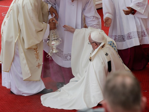 Papa Francisco caiu durante missa na Cracóvia, na Polônia, nesta quinta-feira (28)  (Foto: Gregorio Borgia/AP)