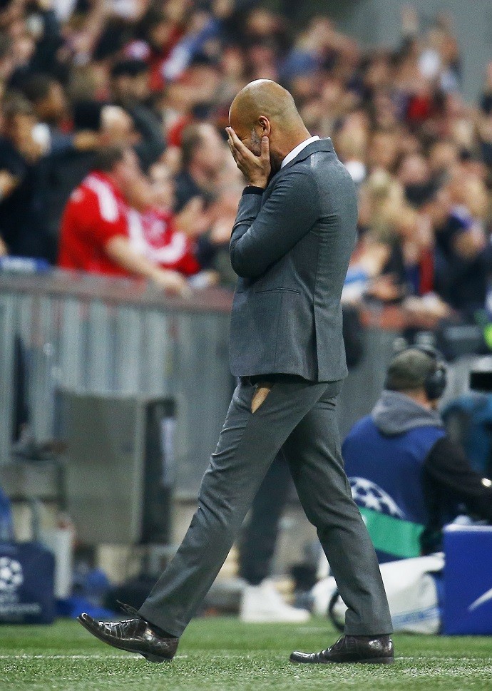Guardiola calça rasgada Bayern x Porto