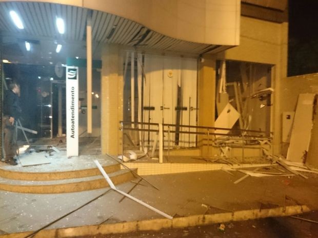 Explosão foi tão forte que destruiu até a parte externa da agência bancária (Foto: Reinaldo Chaves/PM)