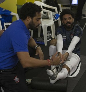 Testado como titular no Corinthians, Cristian volta a sentir dor na panturrilha