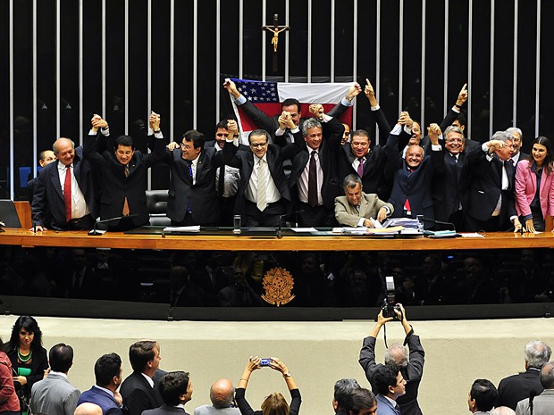Deputados comemoram no plenário a aprovação em segundo turno da ampliação até 2073 dos incentivos fiscais da Zona Franca de Manaus (Foto: Gustavo Lima / Agência Câmara)