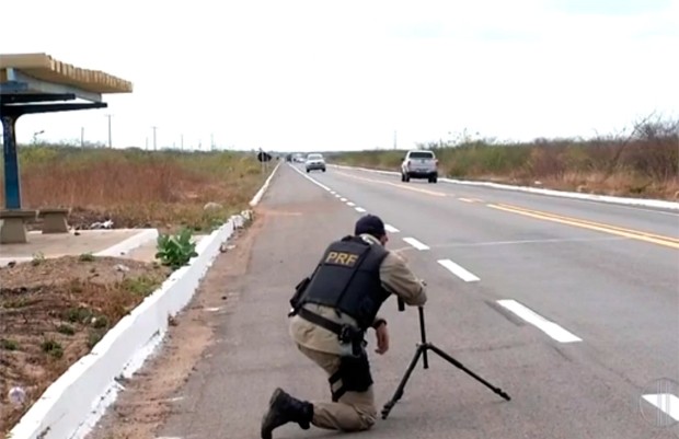 Policiais rodoviários federais estão utilizando radares móveis durante a Operação Rodovida (Foto: Reprodução/Inter TV Cabugi)